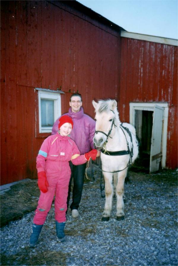 Her st�r vi utenfor stallen til Bj�rnar Torgersen.Her skal hun kj�res inn.