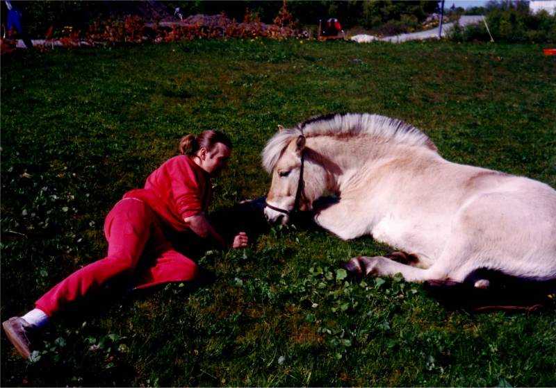 Pappa sl�r av en prat me Johanna.Legg merke til hestehalen!(Pappa`s)